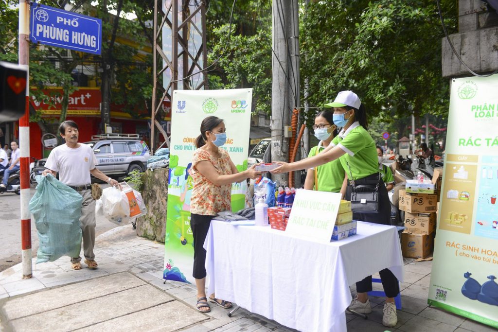 Người dân đem đến điểm thu gom các loại rác tái chế đã được phân loại tại nhà - Ảnh Hoa Pham