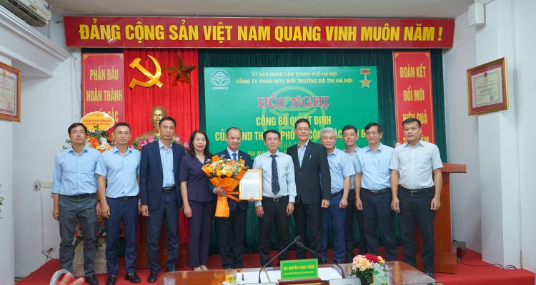 Lãnh đạo thành phố Hà Nội chúc mừng lãnh đạo Công ty TNHH MTV Môi trường đô thị Hà Nội vừa được bổ nhiệm, phân công