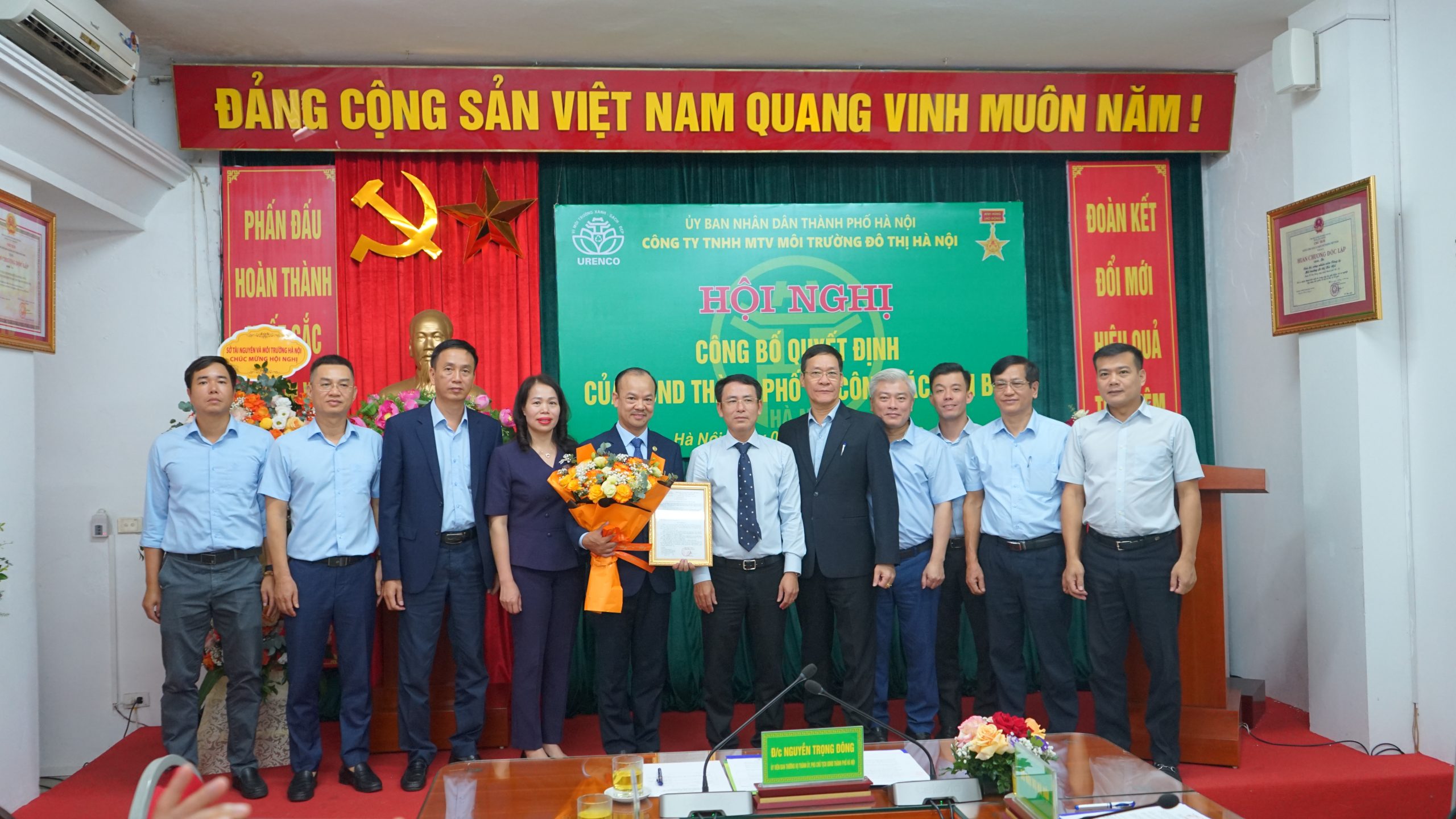 Lãnh đạo thành phố Hà Nội chúc mừng lãnh đạo Công ty TNHH MTV Môi trường đô thị Hà Nội vừa được bổ nhiệm, phân công