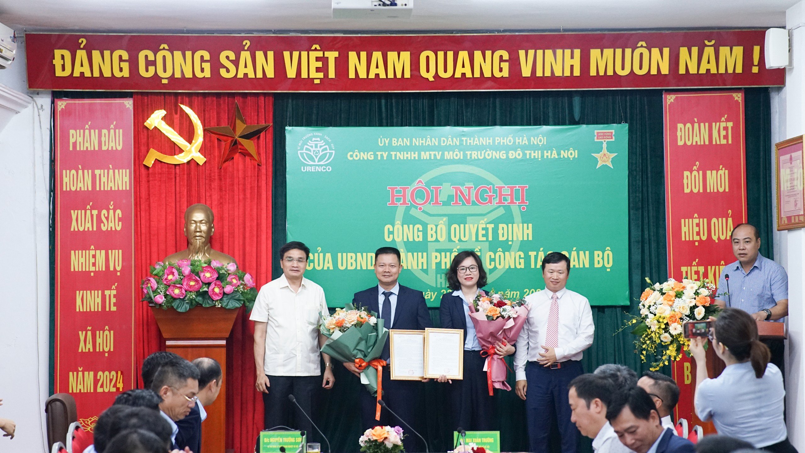Đồng chí Nguyễn Hải Phong và đồng chí Vũ Hải Vân nhận quyết định của UBND TP bổ nhiệm chức danh Thành viên Hội đồng Thành viên và Phó Tổng Giám đốc Công ty Urenco
